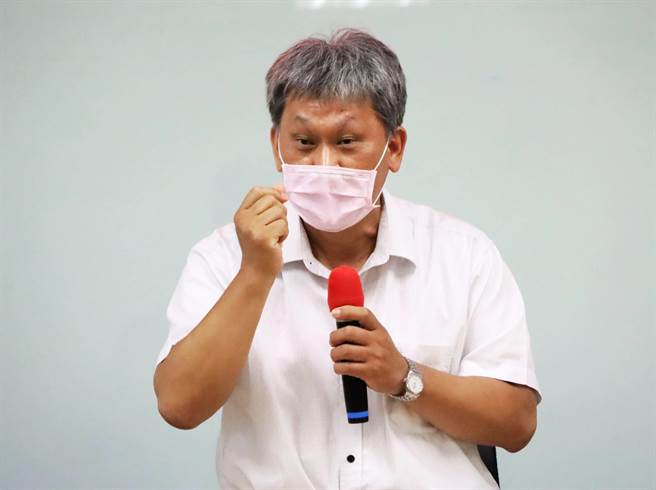 嘉義特教學校校長陳錫輝指要幫特教生做快篩很不容易。（呂妍庭攝）