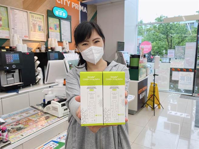 7-11与康是美超过6400间门市，明晚起开卖「福吉美家用新冠唾液抗原快筛剂」。（7-11提供）