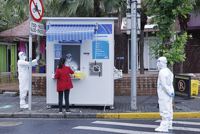 中共官方决定在各大城市设立大量常态性核酸检测点，让居民在步行15分钟的距离内就能接受核酸检测。此一计划将为核酸试剂创造年产值150亿美元的市场。（图／中新社）