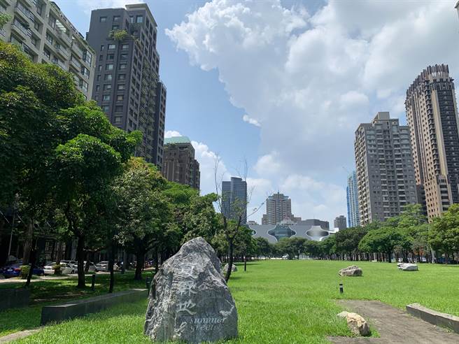 公园绿地成为一座城市的吸睛的园艺美景。（卢金足摄）