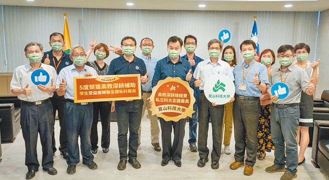 崑山科大五度獲高教深耕補助，總經費、學生受益度居全國私立科大最高；圖為校長李天祥（前排右四）帶領一級主管宣示辦學決心。圖／葉圳轍