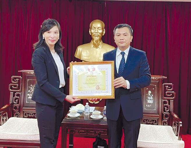 驻台北越南经济文化办事处代表武进勇代表越南政府，颁发海外荣誉侨胞奖奖状给台越协会理事长吴品蓁（左），表彰他为促进台越双方交流合作所做的各项杰出贡献。图／台越协会提供