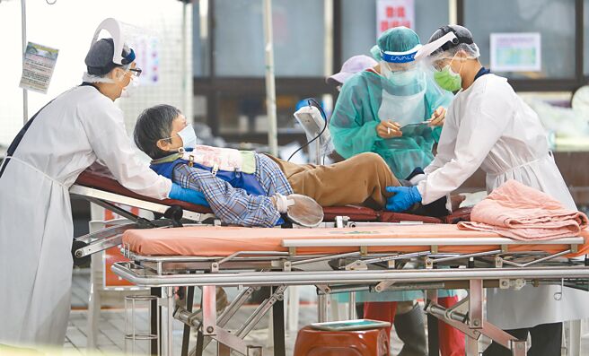 昨天国内新增7万6539例本土确诊个案，死亡145人再刷新高，其中45人是长照机构住民，占3成1。前疾管局局长苏益仁建议住民只要快筛阳就「百分之百、立即投药」。图为医院发烧筛检站，医护人员正为病人进行医疗行为。（季志翔摄）