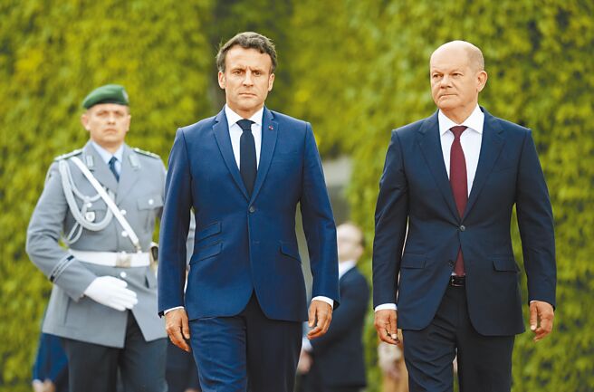 俄乌战争延烧逾3个月不见停火徵兆，西欧领导人再出面协调。法国总统马克宏（图左）、德国总理萧兹（图右）28日与俄国总统普丁三方通话，两人呼吁普丁与乌克兰总统泽伦斯基进行「直接、认真的谈判」。（美联社）