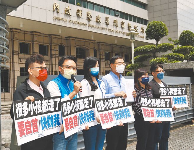 声援艺人郭彦均，国民党团副书记长郑正钤（左起）、立委洪孟楷、书记长万美玲、总召曾铭宗、立委林奕华、林思铭等，29日集体前往刑事局自首「散布假消息」。（陈君玮摄）