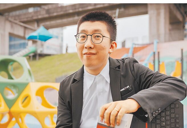 资深乡民、新北市议员参选人吴训孝指出，PTT的网军只有一种顏色，就是绿色。（翻摄吴训孝脸书／叶德正新北传真）