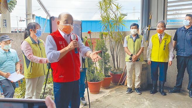 行政院長蘇貞昌29日到大肚、龍井區的小玉西瓜田勘察農損，對於要查辦郭彥均一事改口說並非針對個人。（馮惠宜攝）