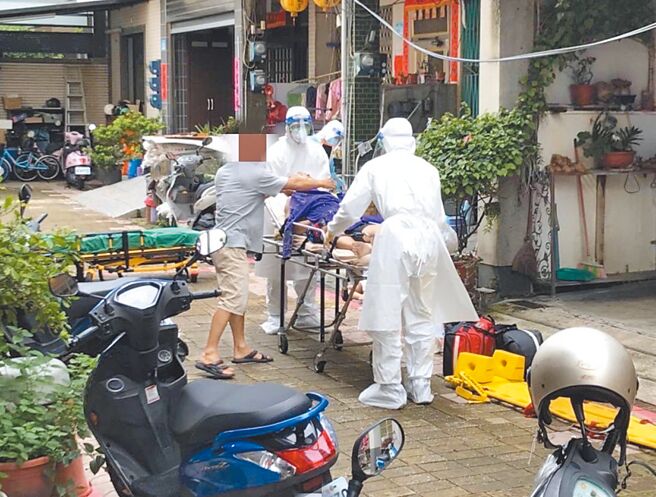 屏东54岁许男（担架上）照顾瘫痪的79岁张姓母亲20余年，26日母子确诊，许男疑因压力过大加上睡不好，隔日把母亲从2楼推下，接着自己也往下跳。（警方提供／谢佳潾屏东传真）全国各县市安心专线1925