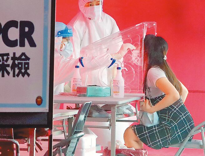 指挥中心一再遭诟病「拿不到药」与「药给太慢」，专家直指「没有所谓合不合理的投药率，投药太慢才是重点」。图为虽然快筛阳性视同确诊政策上路，但由三军总医院负责的汐止社区筛检站并不提供抗病毒药物。（郑任南摄）