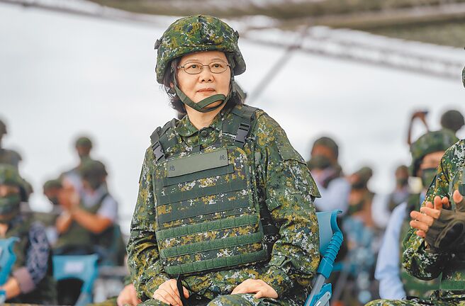 军团改作战区政策不变，未来作战区指挥官将指挥三军作战，连蔡英文总统视察部队时都曾问及陆军将领能否指挥空军。但因涉各军种专业，新制仍有待磨合。图为2020年蔡总统视导汉光36号演习「三军联合反登陆作战」操演。（总统府提供）