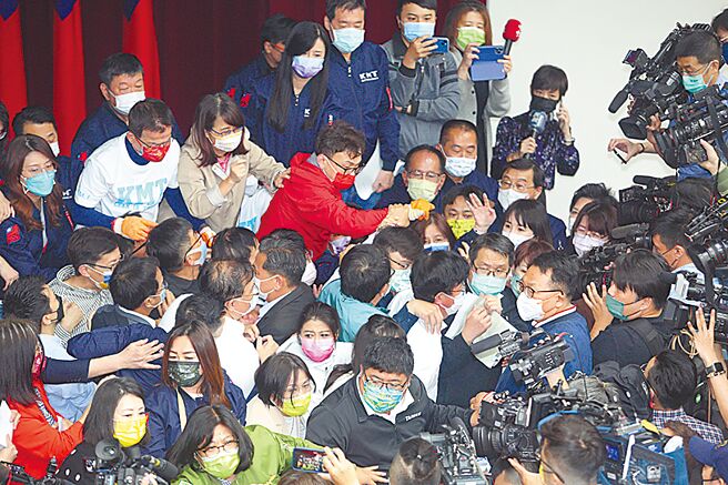 攸关前总统陈水扁国务机要费除罪化的《会计法》修法今将审查，图为上月审查《会计法》修法时，朝野立委爆发激烈衝突。（本报资料照片）