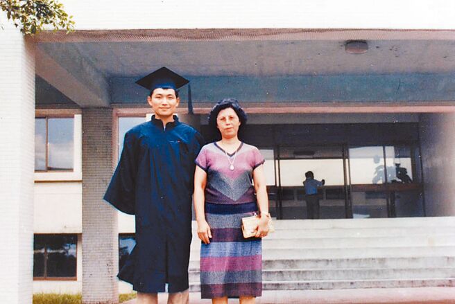 新北市长侯友宜昨在脸书发千字文拜别母亲。图为侯友宜年轻时与妈妈合影。（翻摄侯友宜脸书／叶德正新北传真）