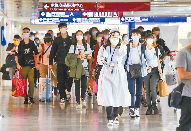 我境外生锐减，教育部向陆生招手。图为去年教育部人员到桃园机场入境管制区内集合境外生后，统一办理入境检疫手续。（本报资料照片）