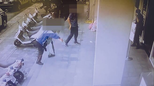 保一總隊蔡姓警員拄著雨傘，一拐一拐走進派出所報案。（翻攝畫面／王揚傑新北傳真）