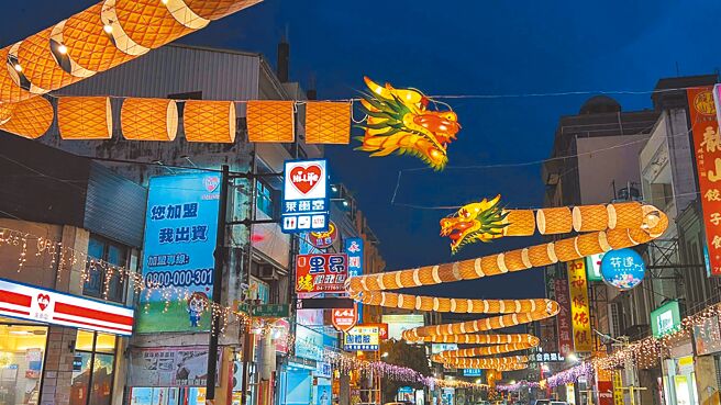 鹿港庆端阳，鹿港中山路布置灯饰「飞龙在天」。（彰化县政府提供／吴敏菁彰化传真）