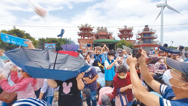 新竹区渔港「金吉利6号」渔船29日掷吉麻糬（撒麻糬）、丢包子依循古礼下水祈福，吸引大批民眾接麻糬、抓包子沾喜。（陈育贤摄）