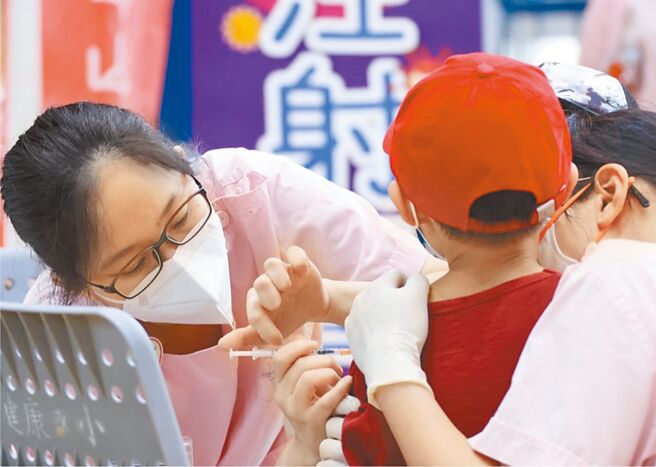 台北市遠距教學至6月3日，市府規畫校園接種、平台預約及醫療院所特別門診3大管道，協助幼兒園至高中生接種疫苗，6月6日正式恢復實體上課。（本報資料照片）