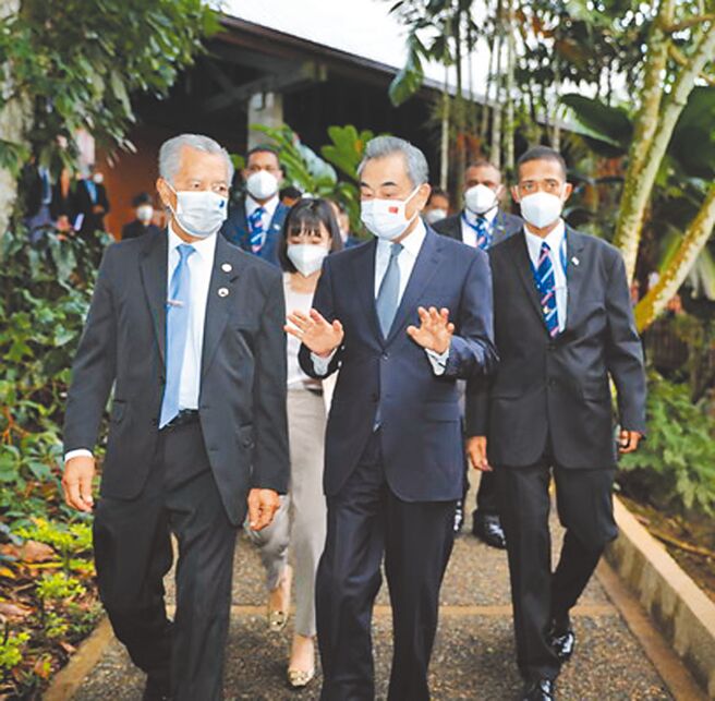 中国国务委员兼外长王毅（前右）在斐济首都苏瓦会见太平洋岛国论坛秘书长普纳。（摘自中国外交部官网）