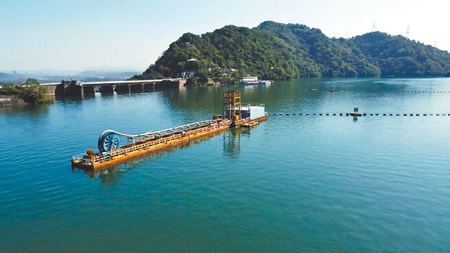 桃园石门水库每年会产生大量淤泥，市议员建议可发展泥雕文创产品、举行泥塑祭，盼能达到资源再生。（北区水资源局提供／陈梦茹桃园传真）