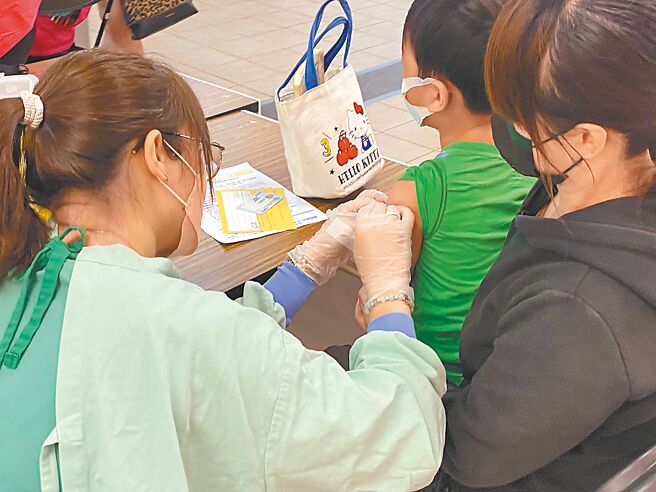 新竹市30日起一连6天，在中正市场疫苗施打站开放5至11岁儿童，以线上限额预约方式施打BNT疫苗，1天1000剂。（陈育贤摄）