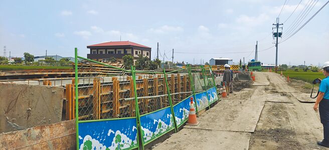 「彰化市山寮排水改善工程」第三期，採混擬土「三面光」垂直護岸，環團怒批造成生態浩劫，彰化縣政府已緊急要求暫停施工。（彰化縣環保聯盟提供／吳敏菁彰化傳真）