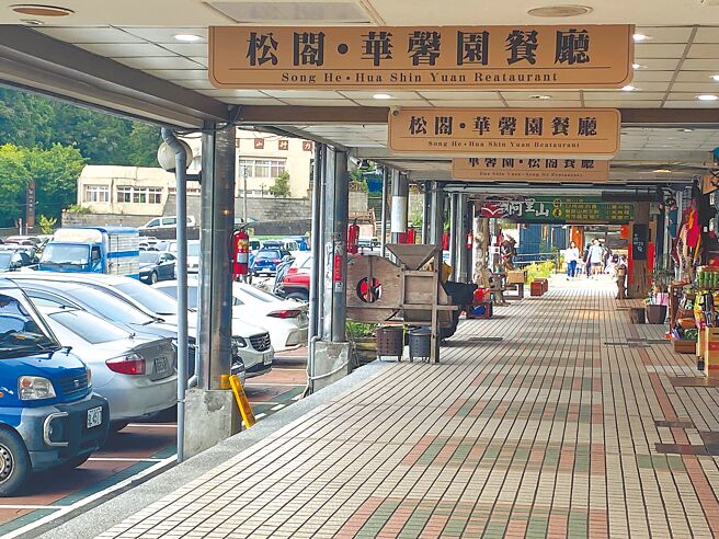 昨天天气放晴，阿里山国家森林游乐区有900多人入园，但商店街生意仍不见起色。（林孝州提供／张亦惠嘉县传真）