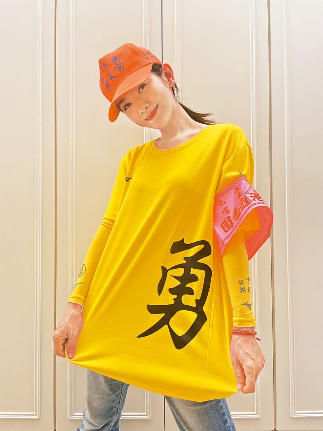 星卉穿戴一整套「香燈腳」裝備參與白沙屯媽祖進香活動。（星卉提供）