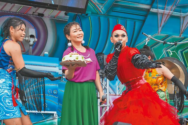 张秀卿（中）日前在小人物音乐祭舞台上庆生。（WINDIE Music提供）