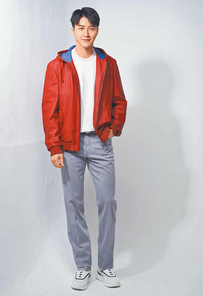 江宏杰是天生衣架子，穿Stefano Ricci运动风休閒男装，充满时尚品味，橘红色羊皮运动外套21万8000元、牛仔裤3万7000元，鱷鱼皮八角鹰头腰带9万元。（JOJ PHOTO摄，图片企画／中时时尚）