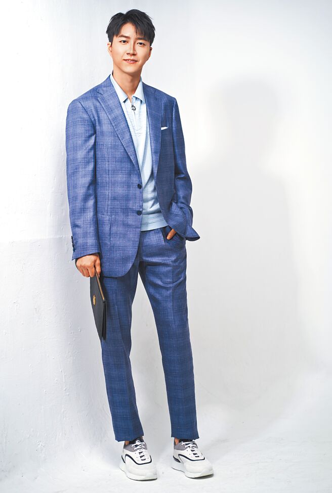 「桌球男神」江宏杰展开斜杠事业，开桌球馆当老板，穿上Stefano Ricci男装犹如总裁CEO上身，有企业家的风范与架势，蓝色格纹西装20万9000元、针织衫4万3000元，皮革球鞋4万8000元。（JOJ PHOTO摄，图片企画／中时时尚）