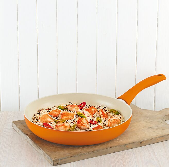 SOGO台北忠孝馆KUHN RIKON轻盈易洗不沾锅24cm，原价5280元，全面3折。（SOGO提供）