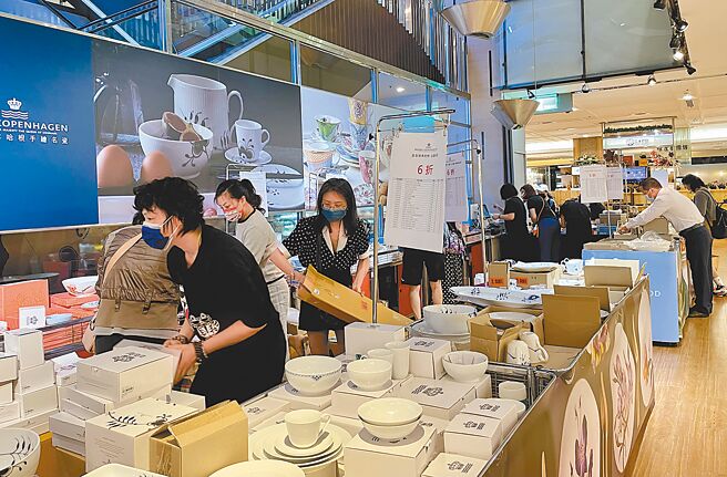 台中大远百Fiskars集团品牌展售会，包括Wedgwood、Royal、Copenhagen、Fiskars。（台中大远百提供）