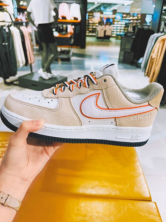 新光三越台南新天地5F运动区改装，即起至6月13日，鞋款6折起。（摘自新光三越台南西门店脸书）