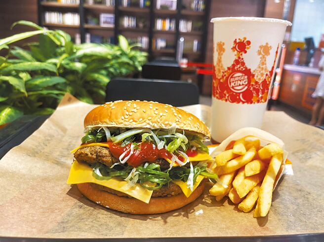 汉堡王新品「三星葱重磅牛肉堡」葱香与肉香交织，只贩售至6月6日。（汉堡王提供）