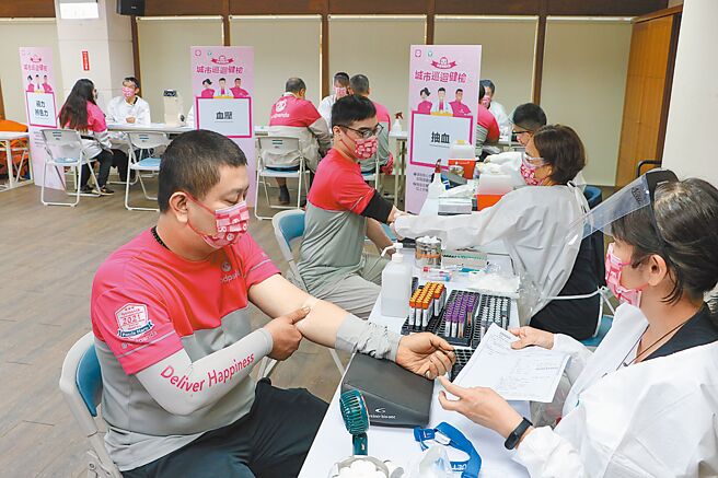 foodpanda推出「全台千人健检」专案全台健检补助，城市巡迴专车未到之处则有到院健检补助。（foodpanda提供）