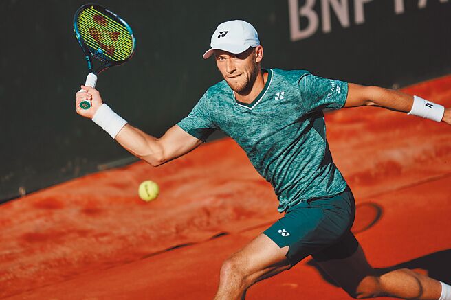 鲁德紧盯着球准备用正手拍回击。（美联社）