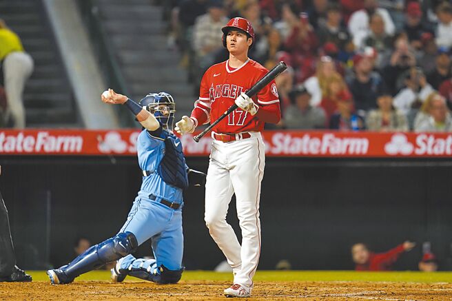 大谷翔平挥棒落空后走出打击区陷入思考。（美联社）