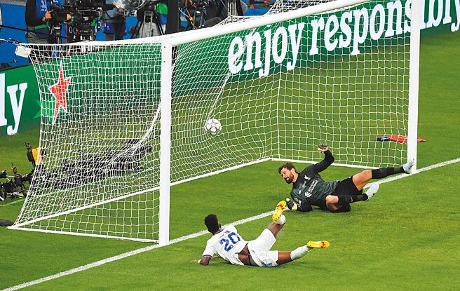 皇马前锋小维尼修斯倒地看着自己的宝贵进球破网。（路透）