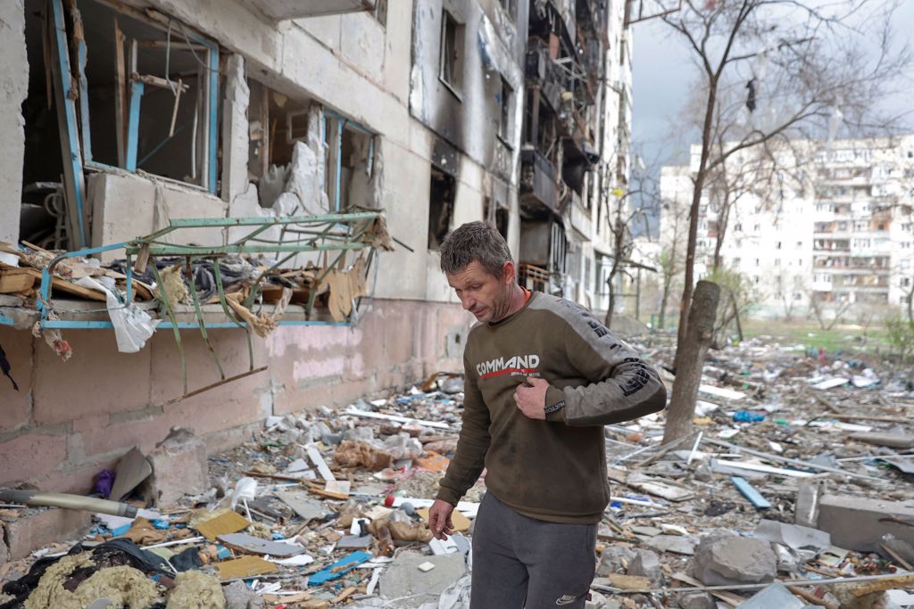 北顿涅茨克（Severodonetsk）居民走在被炸毁的残骸上（图/路透）(photo:ChinaTimes)