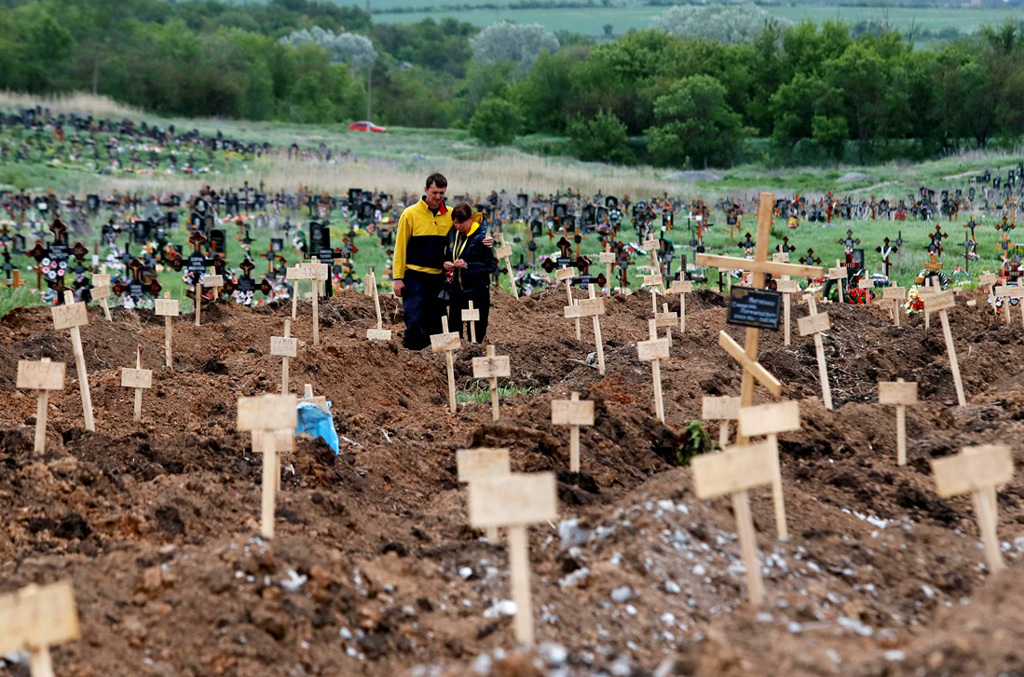 乌南港城马立波（Mariupol）的官员表示，马立波出现更多乱葬岗，同时也发现遗体宛如垃圾般被随意弃置超市。图为斯塔伊克里姆（Staryi Krym）附近的大型墓园。（图／路透社）(photo:ChinaTimes)
