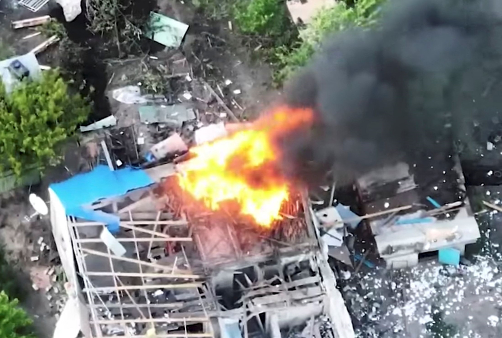 俄军5月26日攻击卢甘斯克（Luhansk）区，一幢建筑爆炸着火的画面。（路透）(photo:ChinaTimes)