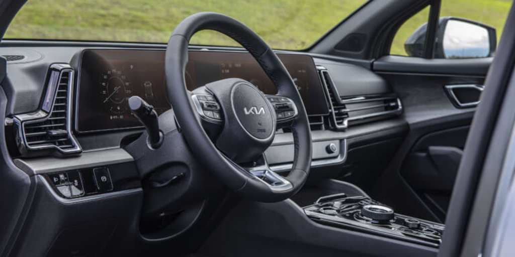 Kia Sportage全車系標配同級唯一雙12.3吋全景曲面顯示螢幕，搭配首次導入中文化主機系統，讓駕駛輕鬆享受智慧行車生活。（陳大任攝）
