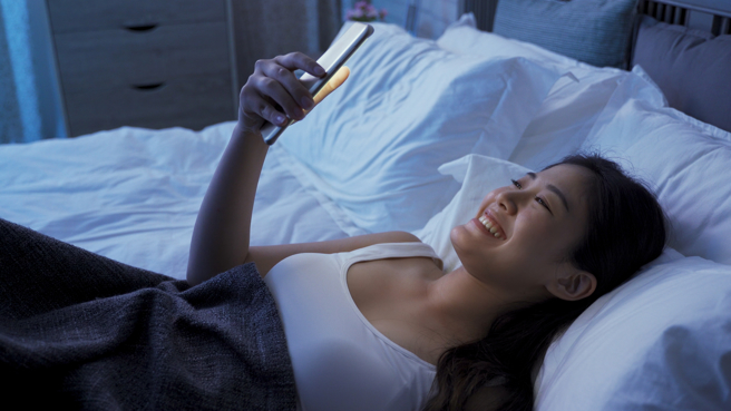 许多不同年龄层的人都有睡前滑手机的习惯，但同时也担心这种习惯对身体造成危害，并因戒除不掉这个习惯感到困扰。（图／Shutterstock)