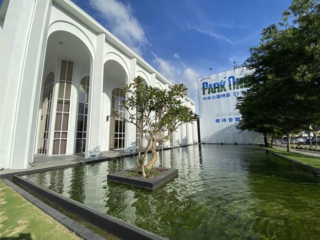 「丰邑PARK ONE」位在水湳园区的接待中心，特殊造型美景，吸引很多网美来拍照。（卢金足摄）