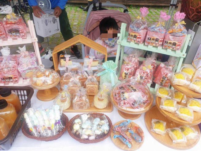 小节的特教班停课后，除了假日跟随父母一同外出摆摊，平日在家时间，也需要夫妻俩加倍辛勤照护陪伴。（图／谢小姐提供）