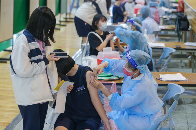 本土疫情进入高原期，不少民眾去打疫苗。（陈麒全摄）