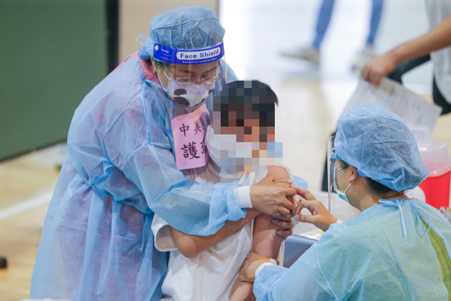 本土疫情持续升温，家长同意孩子打疫苗。（陈麒全摄）