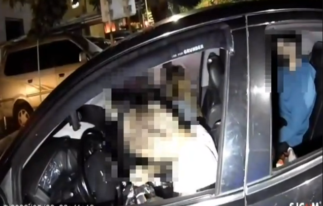 一名男子車牌遭註銷載友出遊，遇攔檢裝忙裝傻，警一句:你通緝吼 ，慘露餡被逮。(戴志揚翻攝)