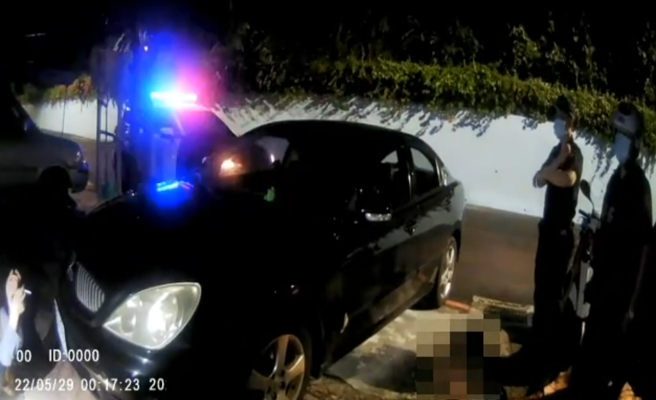 一名男子車牌遭註銷載友出遊，遇攔檢裝忙裝傻，警一句:你通緝吼 ，慘露餡被逮。(戴志揚翻攝)