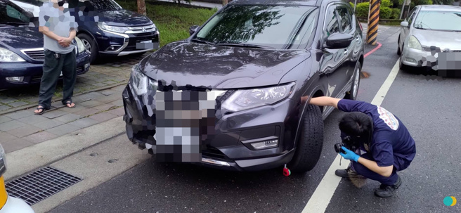 三峽男遭鄭姓駕駛撞輾後，送醫前已失去呼吸心跳，圖為肇事車輛。（圖／警方提供）